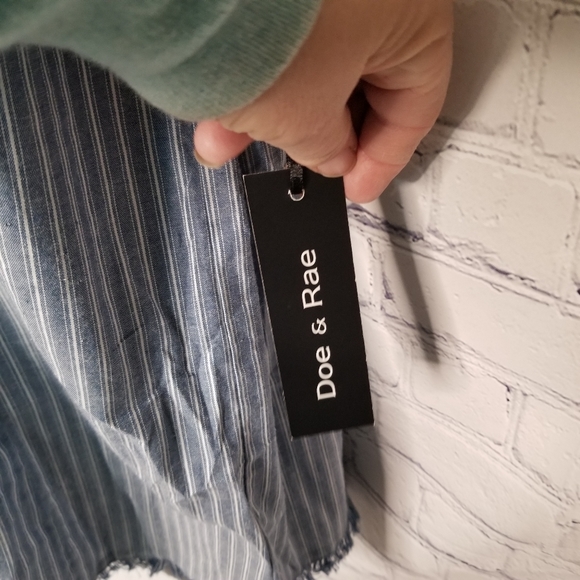 Doe & Rae flutter cap sleeve frayed edge top - Picture 8 of 9